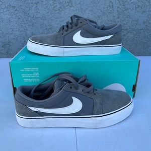 Nike Satire II Sneakers